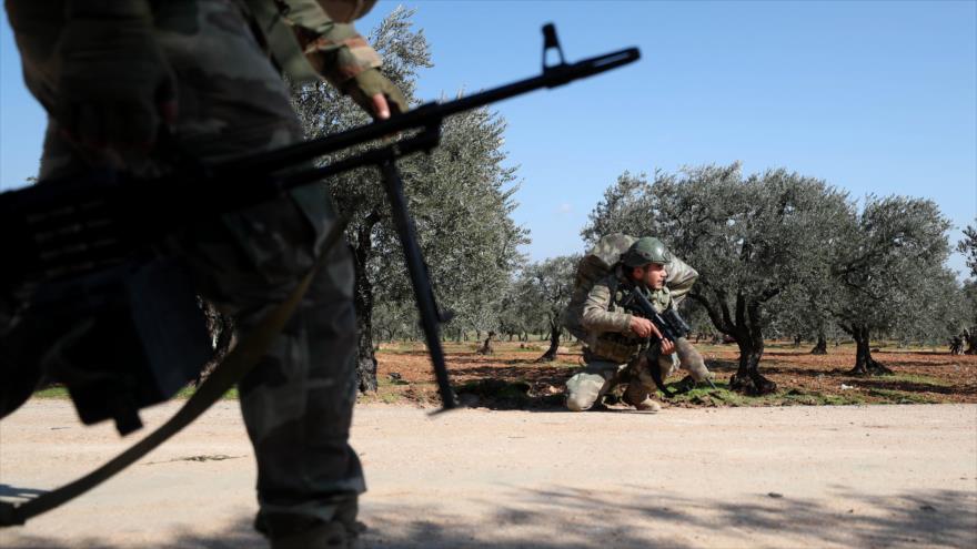 Soldados turcos desplegados cerca de Al-Nairab, al sureste de la ciudad siria de Idlib, 20 de febrero de 2020. (Foto: AFP)