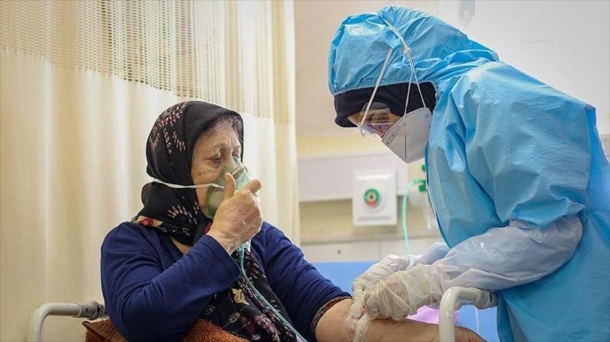 Una enfermera atiende a una paciente con coronavirus en un hospital en Qom, sur de Teherán, capital iraní, 28 de febrero de 2020. (Foto: Tasnim)