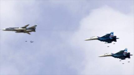 Cazas rusos intensifican sus ataques contra terroristas en Idlib 