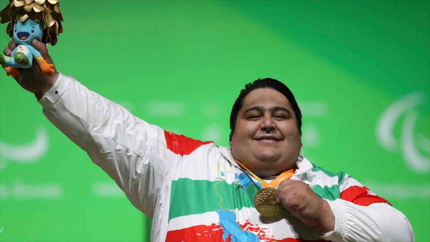 El pesista iraní campeón del mundo, Siamand Rahman, posa con su medalla de oro en los Juegos Paralímpicos de Río de Janeiro, 14 de septiembre de 2016.