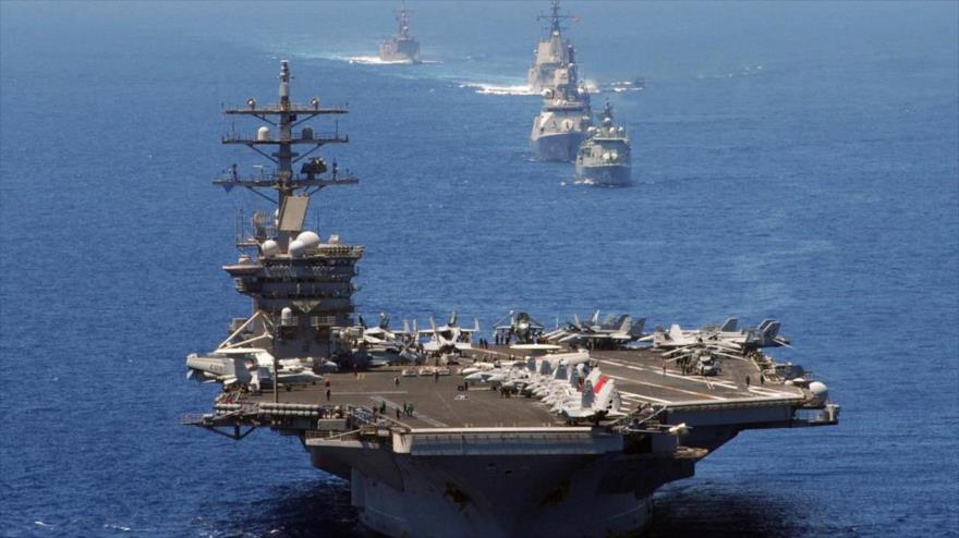 El portaviones estadounidense USS Dwight D. Eisenhower (CVN-69) en el océano Atlántico.