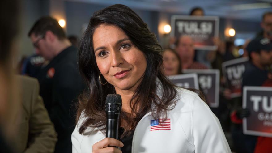 La congresista demócrata Tulsi Gabbard, responde a los medios luego de un evento de campaña en Portsmouth (EE.UU.), 9 de febrero de 2020. (Foto:AFP)