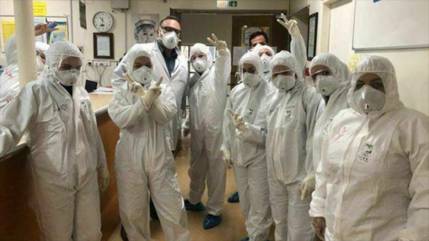 Miembros del sector sanitario de Irán hacen el gesto de la victoria para mostrar que el país vencerá al nuevo coronavirus (COVID-19).
