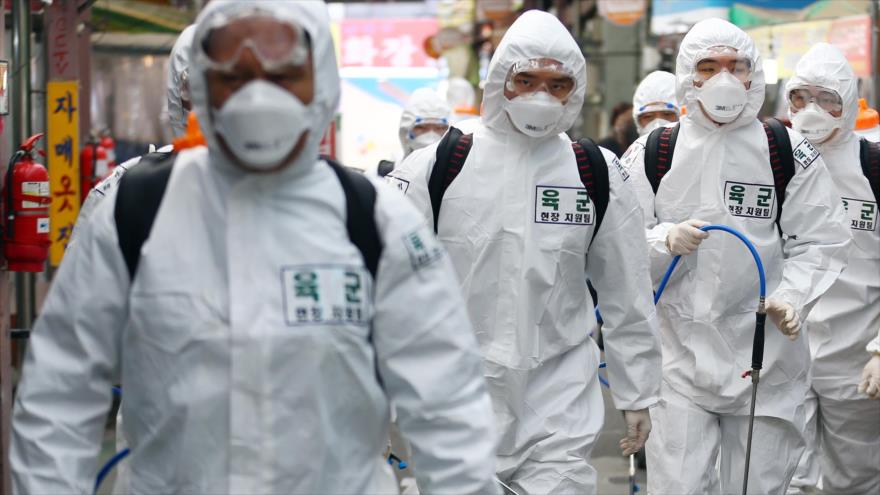 Soldados surcoreanos usan mascarillas como parte de las medidas preventivas contra la propagación del COVID-19 en Corea del sur, 2 de marzo de 2020. (Foto: AFP)