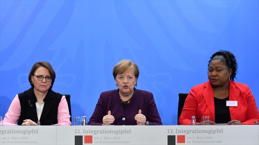 La canciller alemana, Angela Merkel (c), habla en una rueda de prensa, 2 de marzo de 2020. (Foto: AFP)