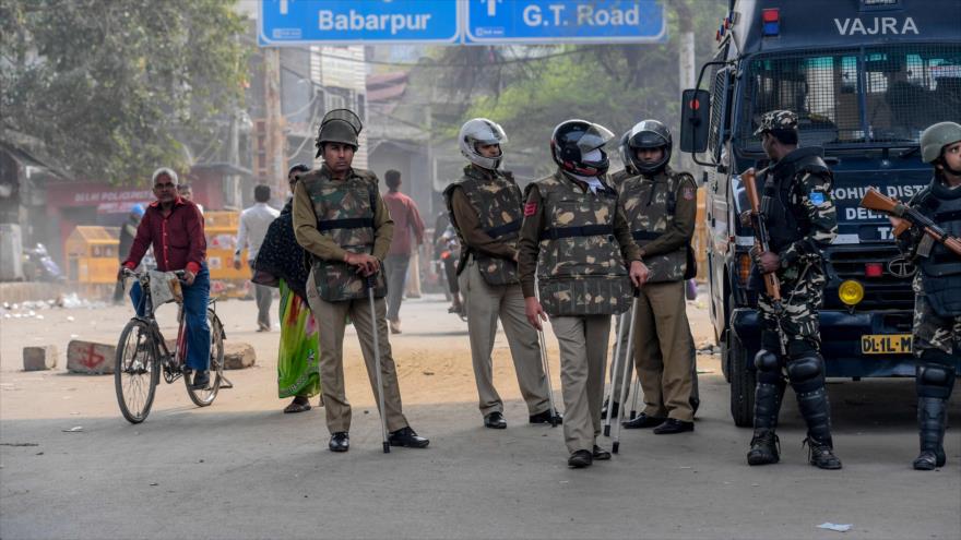 Fuerzas de seguridad indias en una calle en Nueva Delhi, luego de enfrentamientos entre hindúes y musulmanes, 26 de febrero de 2020. (Foto: AFP)