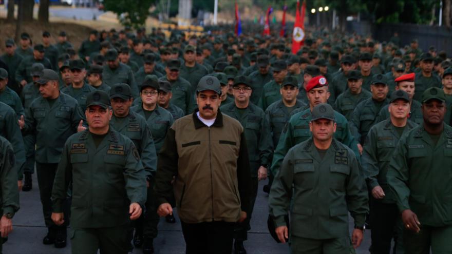 El ministro de Defensa venezolano, Vladimir Padrino López (izda.), durante una marcha militar en Caracas, la capital, 2 de mayo de 2019. (Foto: AFP) 