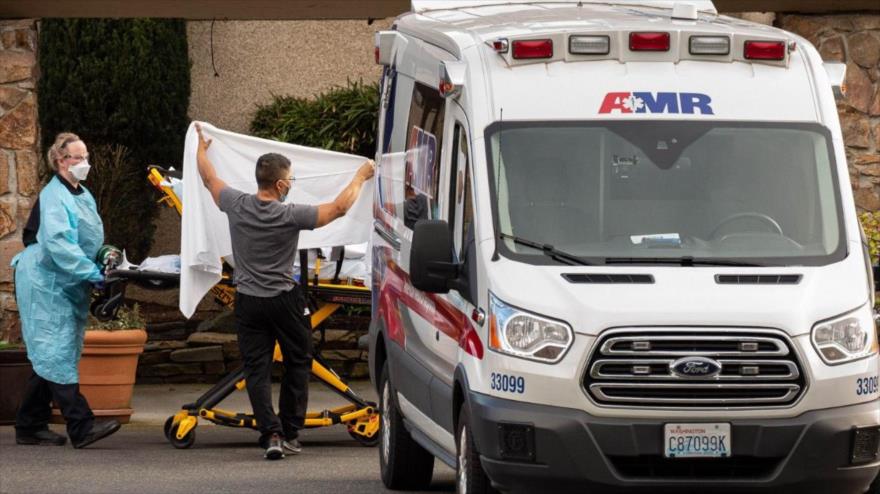 Trabajadores de la salud transportan a un paciente en camilla a una ambulancia, Washington (la capital de EE.UU.), 29 de febrero de 2020.