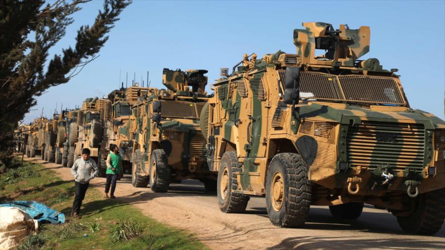 Un convoy militar turco en una carretera cerca de la provincia siria de Idlib, 2 de marzo de 2020. (Foto: AFP)
