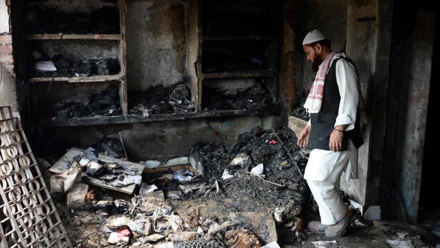 Un musulmán indio en una casa completamente destruida, Nueva Delhi, La India, 1 de marzo de 2020. (Foto: AFP)