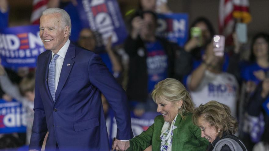 El candidato demócrata a la Presidencia, Joe Biden, con su esposa y su hermana en un evento del supermartes en Los Ángeles, 3 de marzo de 2020. (Foto: AFP)