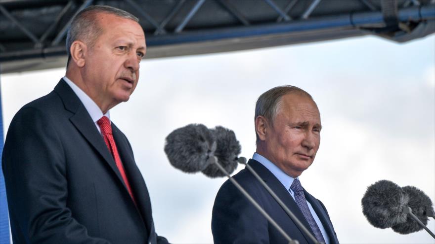 El presidente de Turquía, Recep Tayyip Erdogan (izq.), y su par ruso, Vladimir Putin, en una rueda de prensa, Moscú, 27 de agosto de 2019. (Foto: AFP)