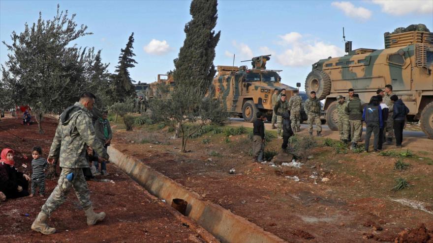 Los soldados turcos cerca de la ciudad siria de Idlib, 2 de marzo de 2020. (Foto: AFP)