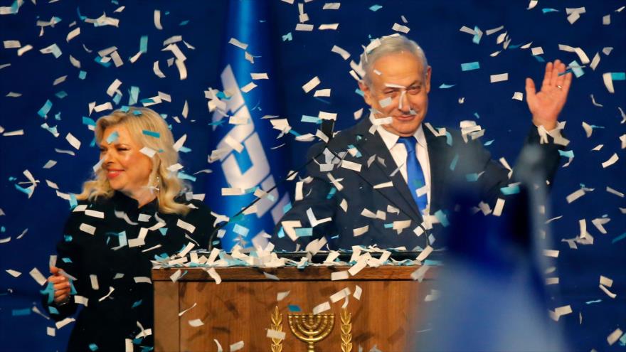 El primer ministro israelí, Benjamín Netanyahu, festeja su victoria en las elecciones de Israel en Tel Aviv, 3 de marzo de 2020. (Foto: AFP)
