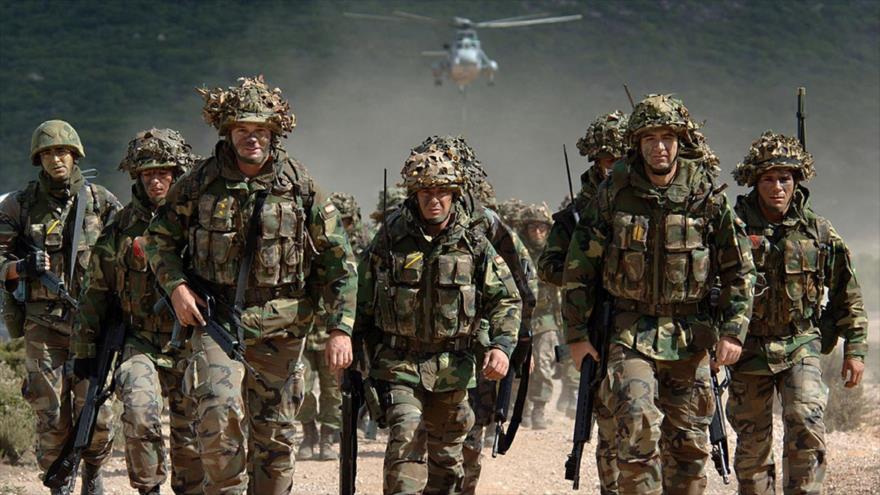 Un grupo de soldados de la OTAN participan en un desfile militar antes de partir hacia Irak para incorporarse a una misión en este país asiático.