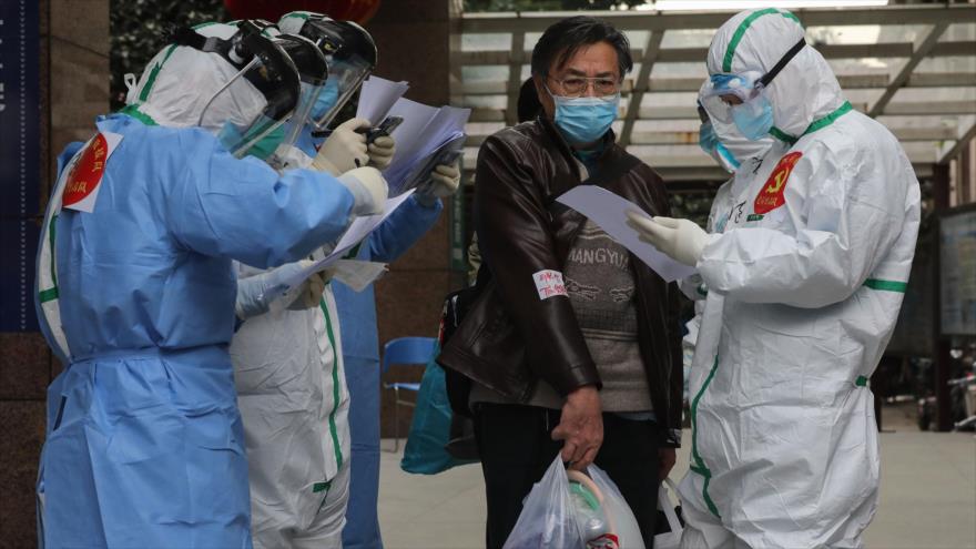 El personal médico controla el traslado de los pacientes infectados por el coronavirus COVID-19 en la ciudad china de Wuhan, 4 de marzo de 2020. (Foto: AFP)