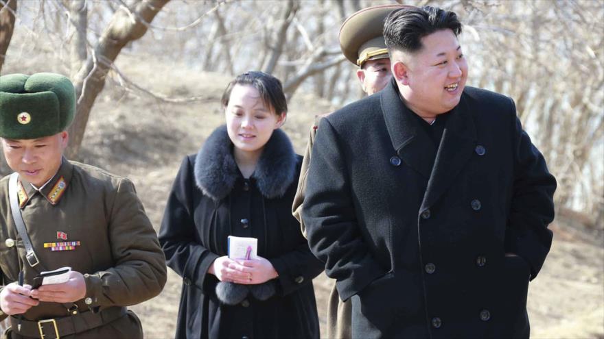 El líder norcoreano Kim Jong-un y su hermana, Kim Yo-jong.
