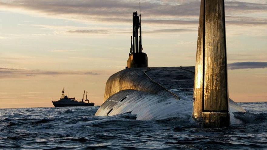 El submarino nuclear ruso Yuri Dolgorukiy navega en aguas del norte de Rusia en una maniobra militar.