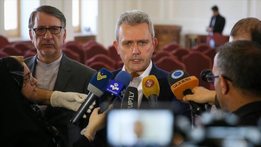 Director regional de la OMS para el Mediterráneo Oriental, Richard Brennan, en Teherán, capital iraní, 5 de marzo de 2020. (Foto: Mehr)