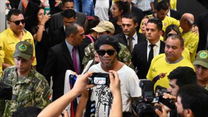 Retienen a Ronaldinho en Paraguay por uso de pasaporte falso