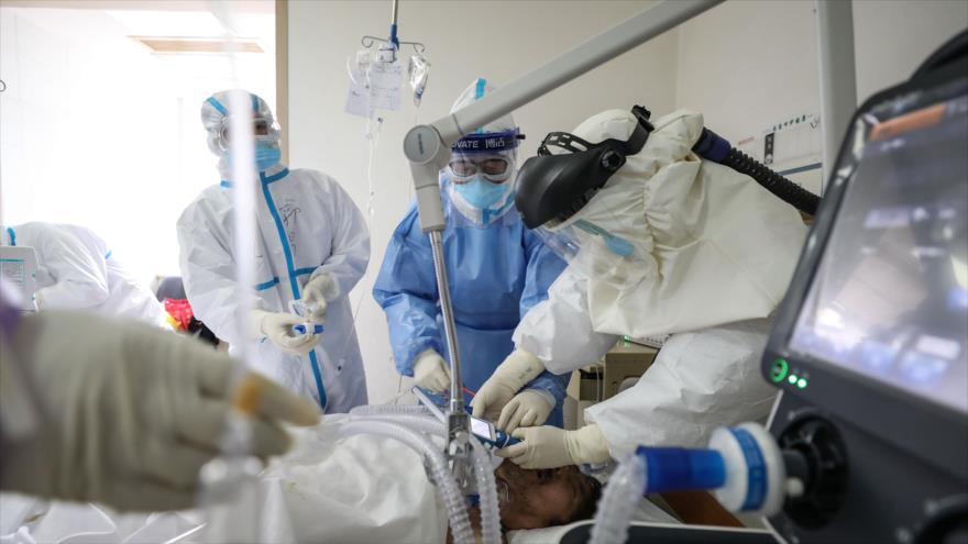 Médicos atienden a un paciente confirmado con COVID-19 en un hospital de Wuhan, China, 1 de marzo de 2020. (Foto: AFP)