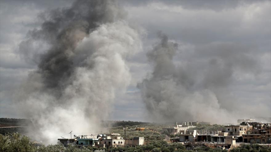 Columnas de humo tras un bombardeo sirio contra las posiciones de los terroristas en el sur de Idlib, 2 de marzo de 2020. (Foto: AFP)