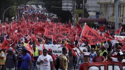 Trabajadores panameños marchan en demanda de empleos