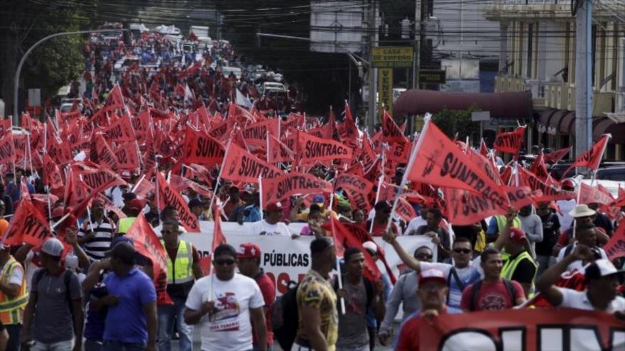 Trabajadores panameños marchan en demanda de empleos