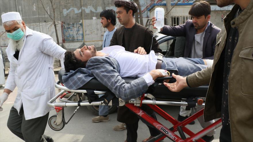 Trasladan a un hombre herido en un ataque de hombres armados en Kabul, capital de Afganistán, 6 de marzo de 2020. (Foto: AFP)