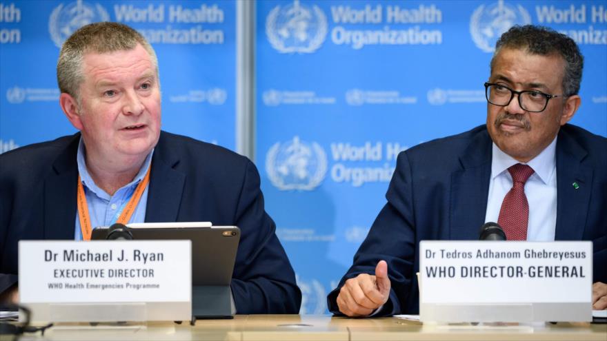 El director ejecutivo y el director general de la OMS, Michael J. Ryan y Tedros Adhanom Ghebreyesus, hablan en Ginebra, 6 de marzo de 2020. (Foto: AFP)