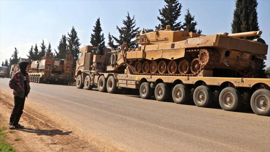 Un convoy de vehículos militares turcos cerca de la ciudad de Hazano en la provincia siria de Idlib, 3 de marzo de 2020. (Foto: AFP)