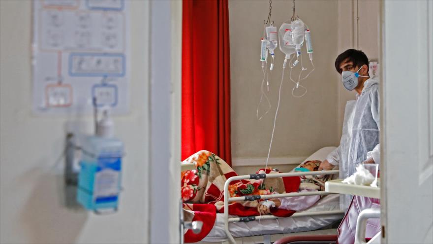 Un médico iraní trata a un paciente afectado con el nuevo coronavirus en un hospital de Teherán, la capital, 1 de marzo de 2020. (Foto: AFP)