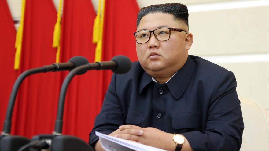 La foto publicada el 29 de febrero de 2020 por la agencia KCNA muestra al líder norcoreano, Kim Jong-un, en una reunión del Partido de los Trabajadores.