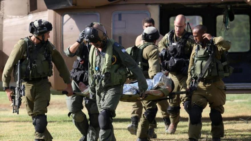 Los militares israelíes trasladan a un soldado herido al centro médico de Soroka, en Néguev, en los territorios ocupados palestinos.