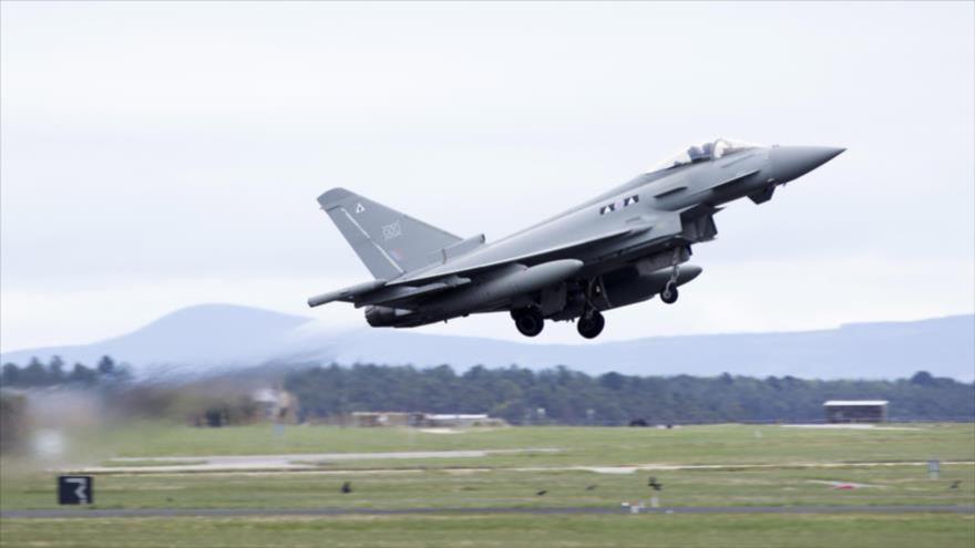 Un cazabombardero Eurofighter Typhoon desplegando desde la base aérea RAF Lossiemouth.
