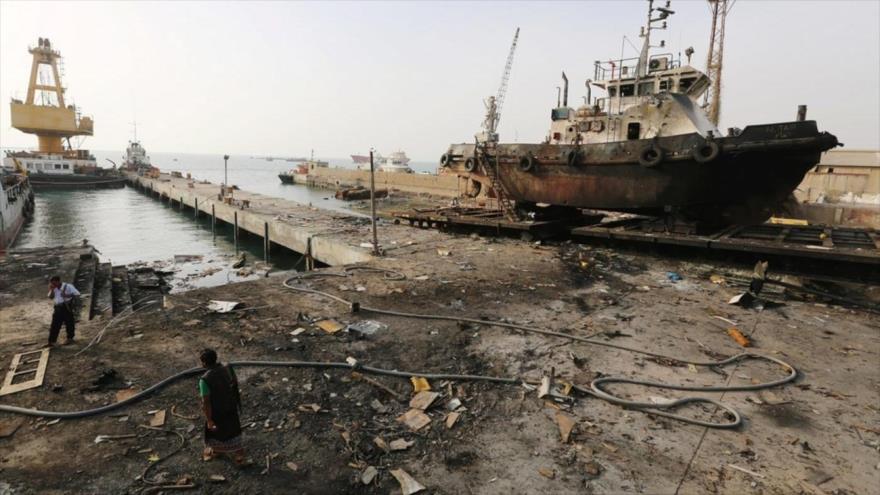 El centro de mantenimiento del puerto de Al-Hudayda, dañado por los ataques aéreos saudíes, oeste de Yemen.
