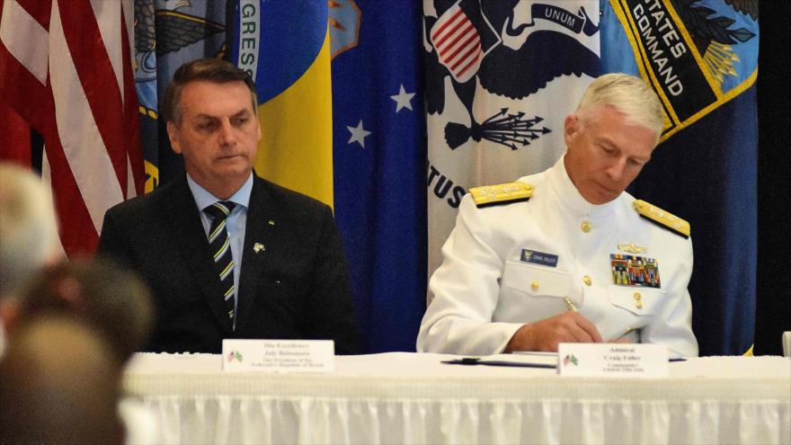 Jefe del Comando Sur de EE.UU., Craig Faller (dcha.), y el presidente de Brasil, Jair Bolsonaro, firman un pacto de defensa, 8 de marzo de 2020. (Foto: AFP)