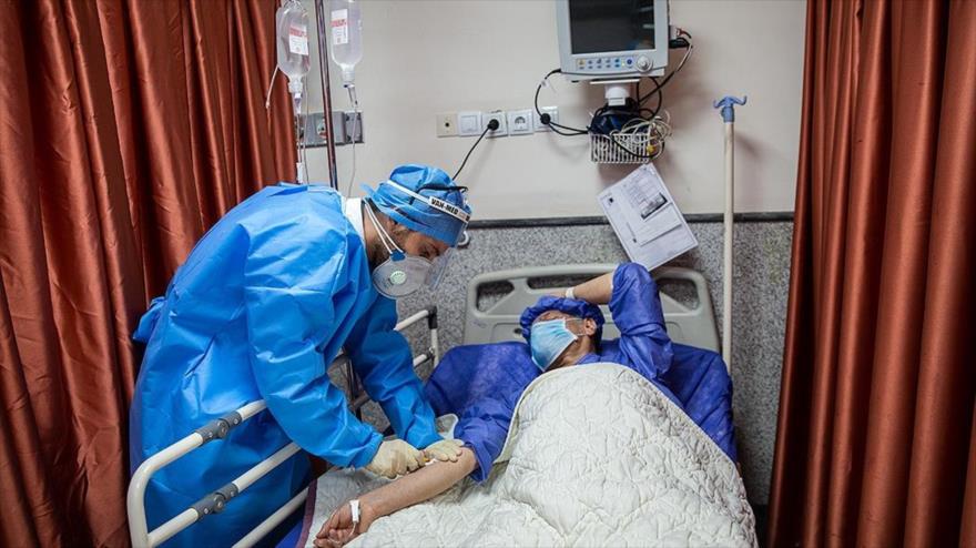 Un enfermero atiende a un paciente con el coronavirus en un hospital en Teherán, Irán, 6 de marzo de 2020. (Foto: FARS)