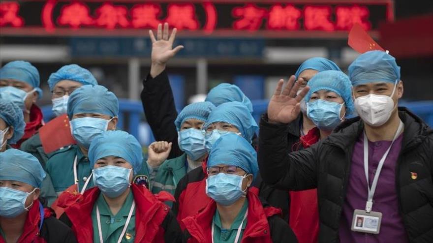Personal sanitario del hospital temporal de Jianghan en Wuhan (provincia central de Hubei) tras el cierre del hospital, el 9 de marzo de 2020.