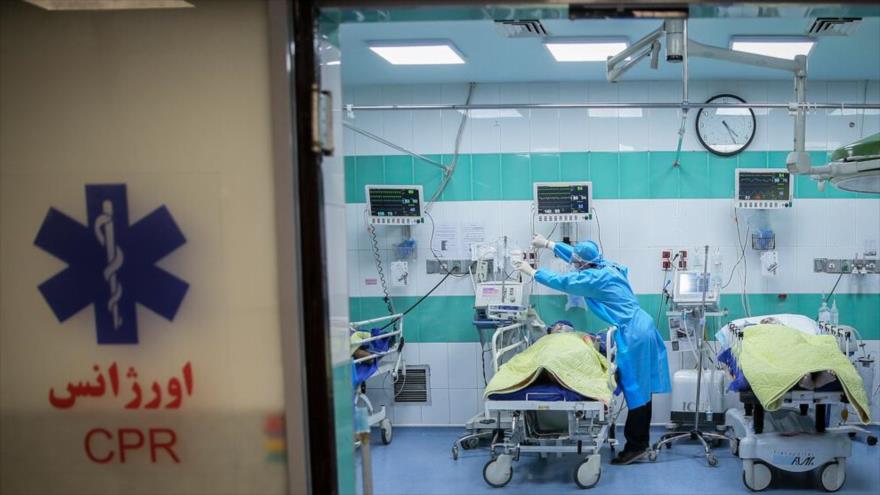 Un enfermero atiende a pacientes con coronavirus en un hospital en Teherán, capital iraní, 8 de marzo de 2020. (Foto: Mehrnews)