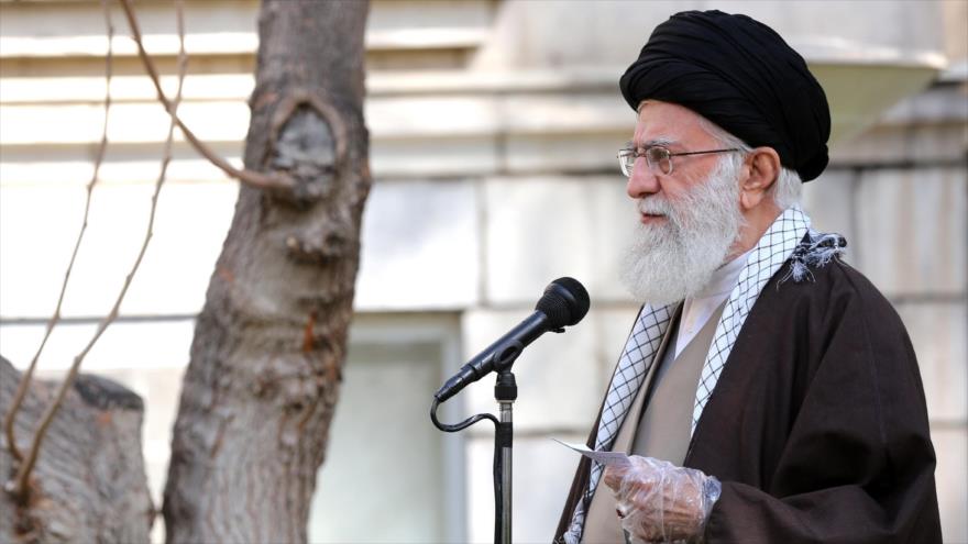 El Líder de Irán, el ayatolá Seyed Ali Jamenei, habla con la prensa, Teherán (capital), 3 de marzo de 2020. (Foto: khamenei.ir)