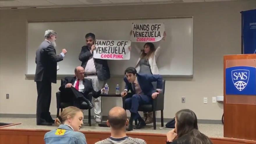 “Manos fuera de Venezuela” interrumpen discurso de Elliott Abrams