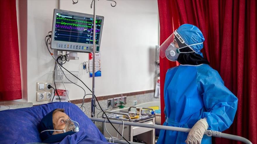 Una enfermera atiende a una paciente en un hospital en Teherán, 6 de marzo de 2020. (Foto: FARS)