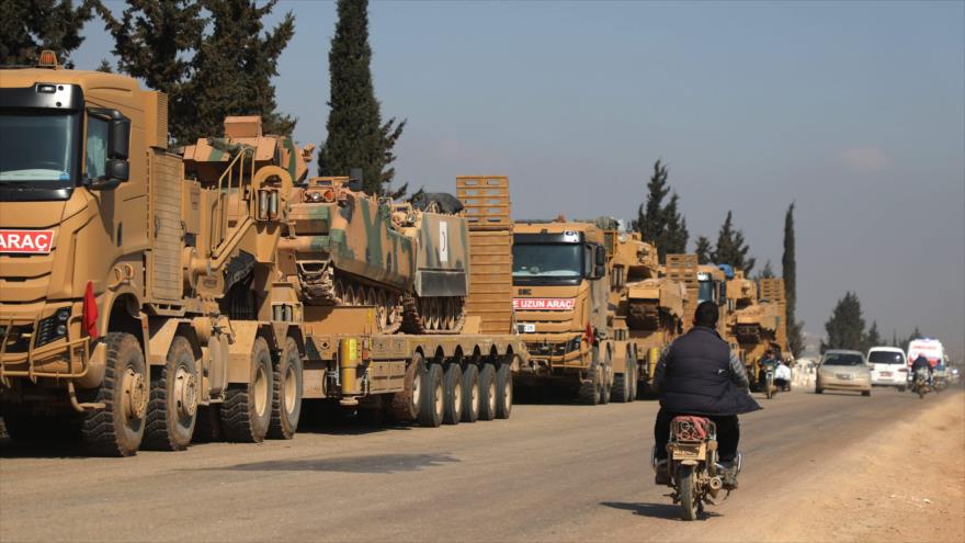 Un convoy de vehículos militares turcos cerca de la ciudad de Hazano en la provincia siria de Idlib, 3 de marzo de 2020. (Foto: AFP)
