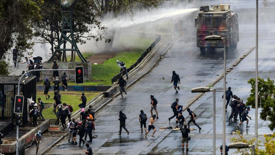 Policía chilena reprime protestas en 2.º aniversario del Gobierno