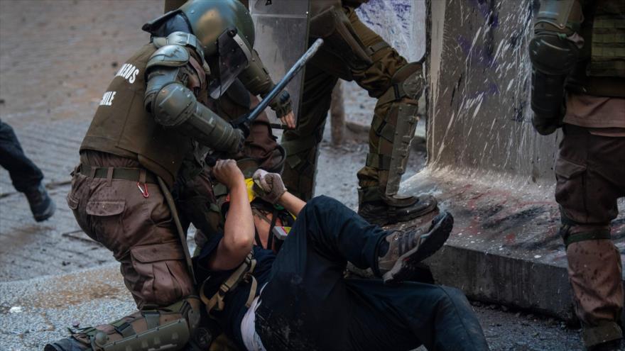 Vídeo: Carabineros dan paliza brutal a joven en protesta