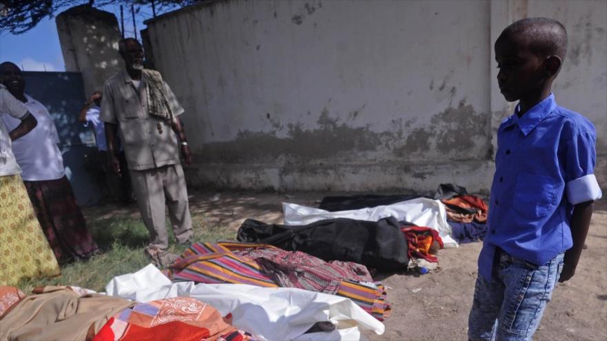 Cadáveres de los civiles muertos en una redada realizada con asesoría militar de EE.UU. en Bariire, Somalia, 25 de agosto de 2017.