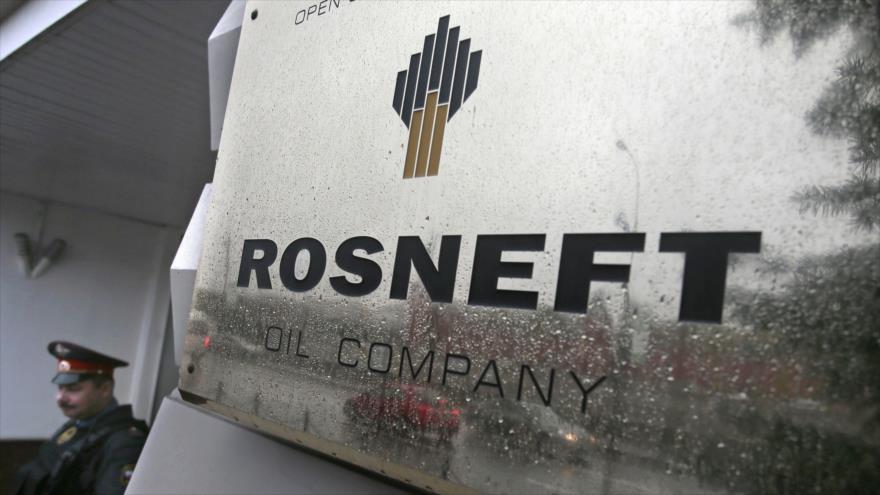 El logotipo de la petrolera estatal rusa Rosneft, escrito sobre la puerta de una empresa en Moscú, la capital de Rusia.