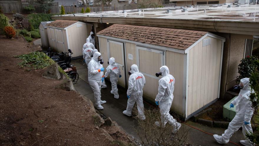Un equipo de limpieza ingresa a un centro médico en Washington, capital de EE.UU., 12 de marzo de 2020. (Foto: AFP)