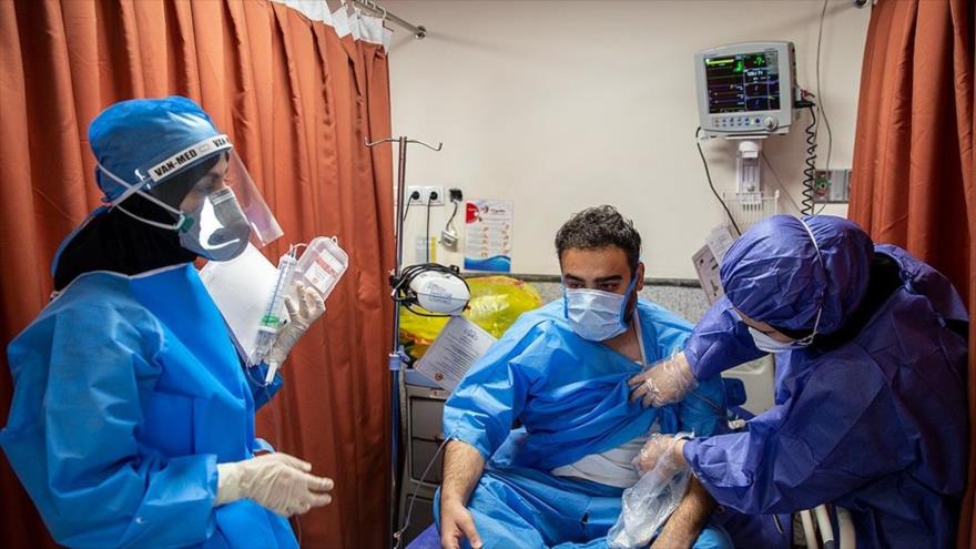 Personal del hospital de Besat atienden a una persona contagiada por el COVID-19, Teherán, capital de Irán, 6 de marzo de 2020. (Foto: Fars News)